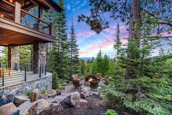 As alpenglow settles, gather by the deck’s fire and watch Tamarack and Lake Cascade glow. The front‑row seat you came for