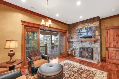 Step straight onto the balcony at sunrise and breathe pine air while the lake and peaks come into view. Evenings end by the fire, logs crackling and the mountain framed through floor‑to‑ceiling glass.
