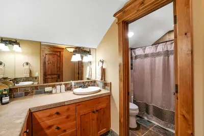 From first light to last, this suite makes getting ready effortless—two basins, clean lines, and a shower/tub combo for any rhythm
