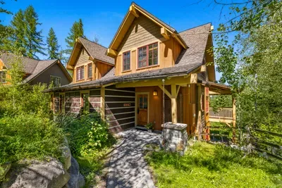 Buttercup Ridge is a true year-round mountain getaway, with plenty of outdoor space to enjoy nature