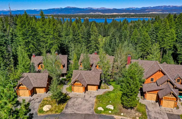 Buttercup Ridge is truly surrounded by nature, with mountains to the front and Lake Cascade directly behind