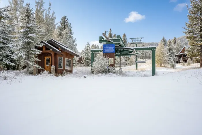 Ski-In/Ski-Out Convenience: Experience the ultimate in alpine accessibility with Timberline Lodge's true ski-in/ski-out location. Just steps from the Buttercup Chairlift, you can hit the slopes with ease and return to your cozy retreat without missin