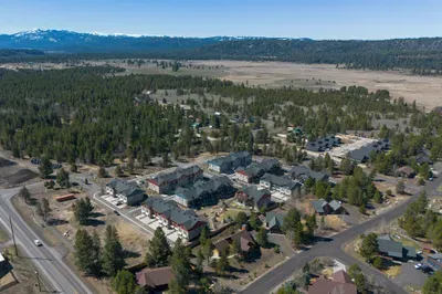 Broken Ridge Commons offers a relaxed neighborhood feel with an alpine resort aesthetic.
