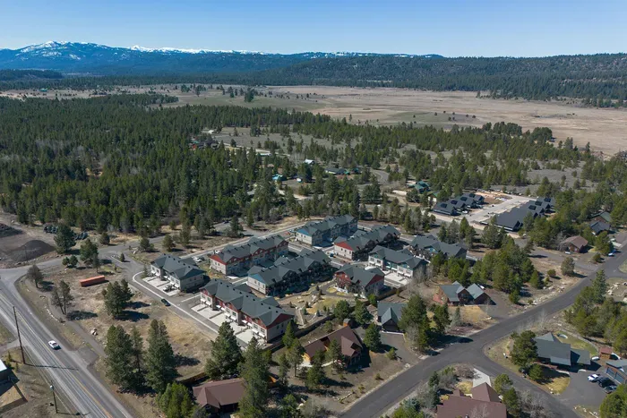 Broken Ridge Commons offers a relaxed neighborhood feel with an alpine resort aesthetic.