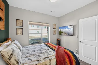 Quick access to the first‑floor bathroom makes the queen room ideal for Brundage dawn patrols. Smart TV included