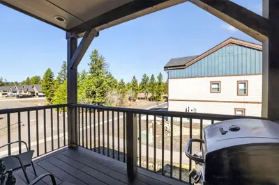 Morning coffee on the balcony sets the tone for easy McCall days and relaxed mountain evenings. Brew coffee for the whole crew with K‑Cup and drip options before heading to Payette Lake.