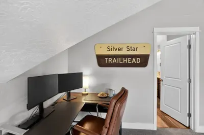The king‑bed primary suite isn’t just for sleeping; the built‑in desk, dual screens, and calm, mountain‑modern vibe make it ideal for remote workers and digital nomads.