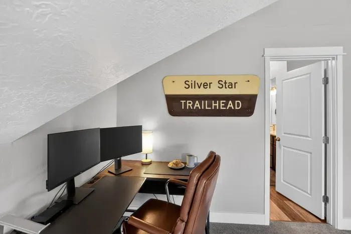 The king‑bed primary suite isn’t just for sleeping; the built‑in desk, dual screens, and calm, mountain‑modern vibe make it ideal for remote workers and digital nomads.