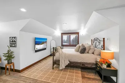 Perfect for grandparents, in‑laws, or that friend who likes to sneak in a dawn patrol—come and go on your own rhythm.