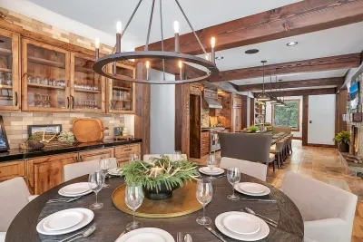 Open kitchen and dining flow right into the living room, so cooking, talking, and lounging all happen in one easy, relaxed space.