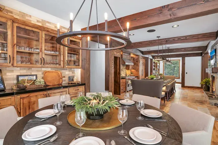 Open kitchen and dining flow right into the living room, so cooking, talking, and lounging all happen in one easy, relaxed space.