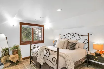 The apartment makes the whole property more flexible—one estate, multiple ways to stay, all under the same relaxed, quietly luxurious roof.