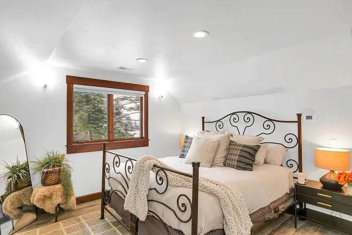 The apartment makes the whole property more flexible—one estate, multiple ways to stay, all under the same relaxed, quietly luxurious roof.