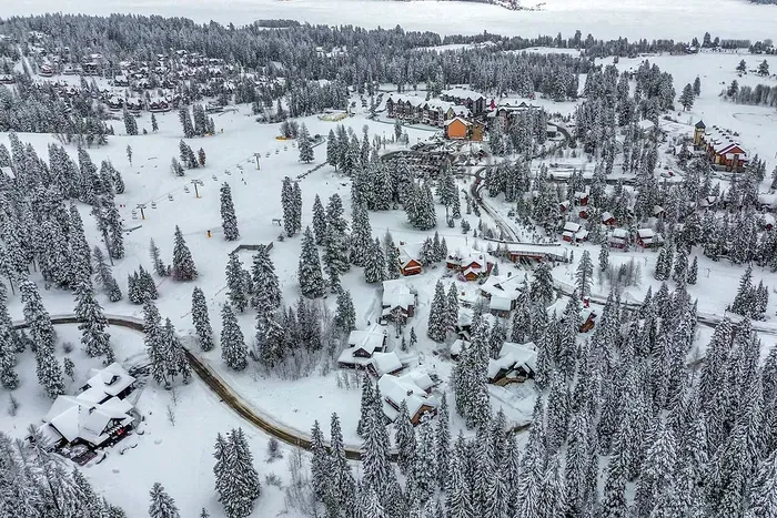 Embrace the perfect blend of luxury and convenience, with ski-in/ski-out access right from the property and endless opportunities for adventure at Tamarack Resort.