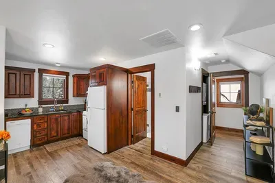 A full kitchen, California king bed, washer/dryer, and ensuite bath make this feel less like a “bonus room” and more like a quiet, self‑contained retreat.