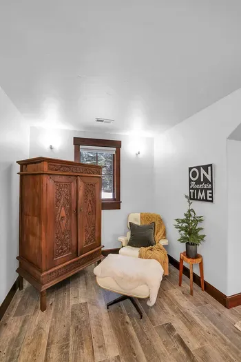 Warm, modern finishes mirror the main home’s vibe: clean lines, soft textures, and comfort that doesn’t take itself too seriously.