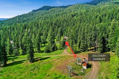 A TRUE ski in/out home! Proximity to the Discovery Chairlift and Learning Center--great for the beginning skiers in your group. Tamarack Resort provides free lift tickets to the Discovery Chairlift in an effort to make skiing more accessible!