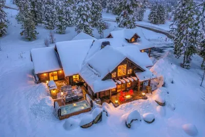 Sugarloaf Summit Estate: true ski‑in/ski‑out, warm mountain aesthetic, easy luxury.