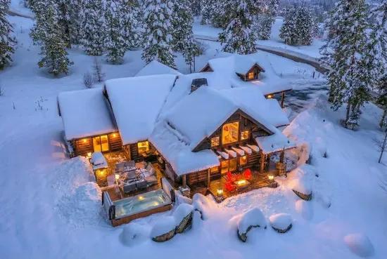 Sugarloaf Summit Estate: true ski‑in/ski‑out, warm mountain aesthetic, easy luxury.