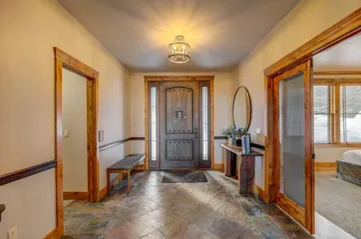 The main floor at Pinnacle Peak keeps everyone together without crowding—big kitchen, open dining with wraparound windows, vaulted living room with gas fireplace, plus a nearby king bedroom and bath for easy access