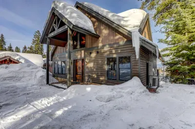 Pinnacle Peak is your big‑group, big‑comfort basecamp at Tamarack—room for 12, one happy dog, and all the toys you can pack