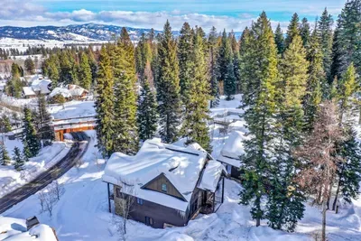 Pinnacle Peak sits right on Tamarack’s Pinnacle Trail System, so you can walk, bike, or Nordic ski from the front door—you’re just minutes from lifts, Osprey Meadows Golf, the Village, and Lake Cascade