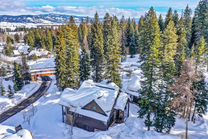 Pinnacle Peak sits right on Tamarack’s Pinnacle Trail System, so you can walk, bike, or Nordic ski from the front door—you’re just minutes from lifts, Osprey Meadows Golf, the Village, and Lake Cascade