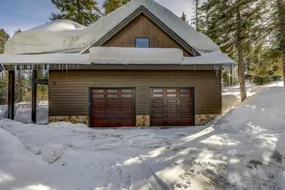 The detached garage at Pinnacle Peak gives you a true gear HQ—tuck the car, skis, boards, and bins away (only one garage space available for use)