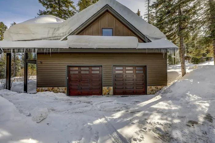 The detached garage at Pinnacle Peak gives you a true gear HQ—tuck the car, skis, boards, and bins away (only one garage space available for use)