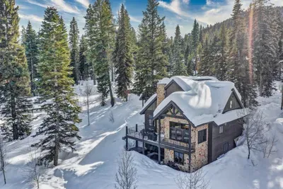 Trails out the door, hot tub and theater room waiting when you get back—Pinnacle Peak keeps the play high and the downtime easy