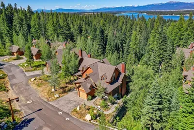 Alpine Escape is the perfect mountain retreat (corner lot) with stunning mountain views and Lake Cascade close behind. Enjoy the peace of USFS land at the rear