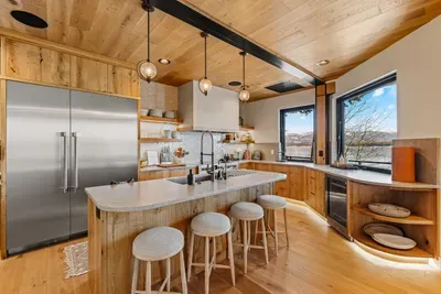 Lake and mountain views even while you’re chopping vegetables. Open the windows and pull food in straight from the grill