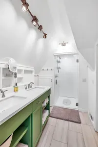 Upstairs bath with walk‑in shower for a quick rinse before dinner in town