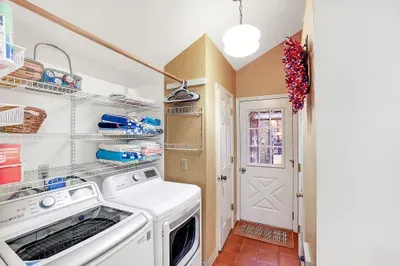 Full‑size washer and dryer—because lake days come with wet towels and sandy socks