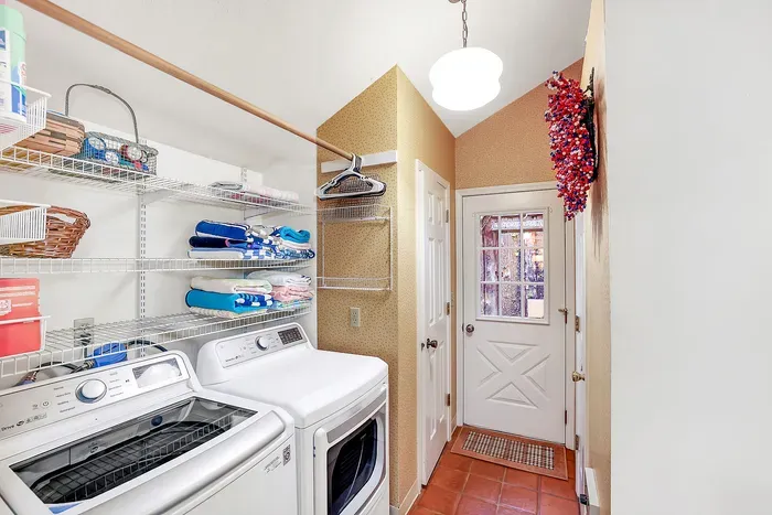 Full‑size washer and dryer—because lake days come with wet towels and sandy socks