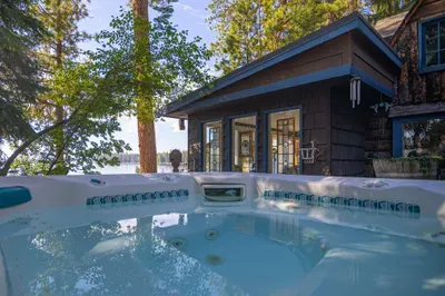 The hot tub with a front‑row seat to Payette Lake and a sky full of stars