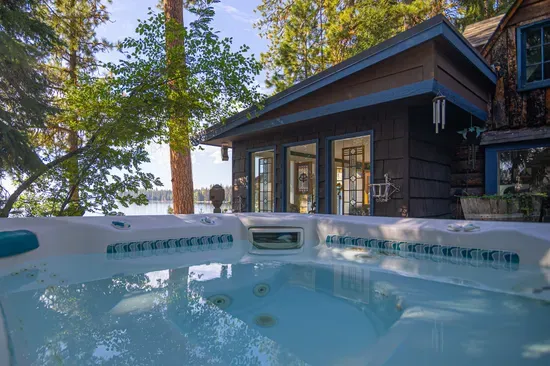 The hot tub with a front‑row seat to Payette Lake and a sky full of stars