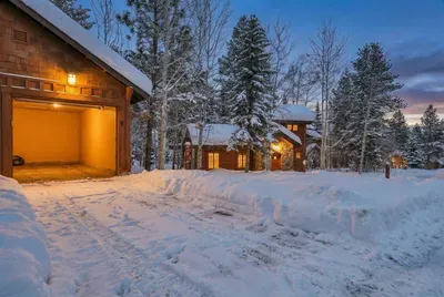 Park once, unload once. The garage makes arrivals, departures, and daily adventures simple and streamlined. The location is unbeatable in Tamarack Resort