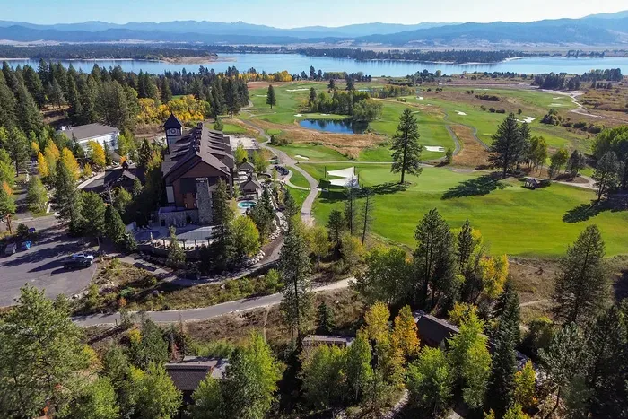 Not a golfer? You’ll still love the open views, big sky, and quiet, park‑like feel of being right on the fairway