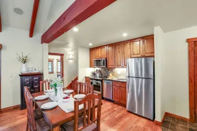 Two true king suites, ski trail access, a fairway backdrop, and a private hot tub—First Tracks + Fairways is all about easy comfort between big days outside