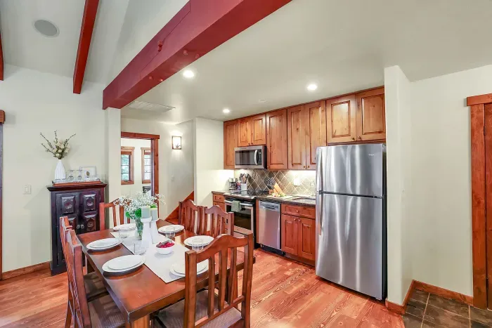 Two true king suites, ski trail access, a fairway backdrop, and a private hot tub—First Tracks + Fairways is all about easy comfort between big days outside