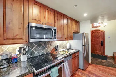 Simple, well‑stocked, and easy to use—the kitchen has everything you need to fuel big days without feeling fussy