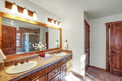 The en‑suite bath in the main‑floor king suite is built for true reset mode: long, hot baths, spacious shower, and plenty of room to spread out with dual vanities