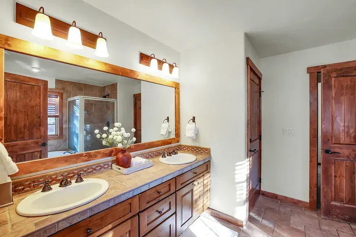 The en‑suite bath in the main‑floor king suite is built for true reset mode: long, hot baths, spacious shower, and plenty of room to spread out with dual vanities