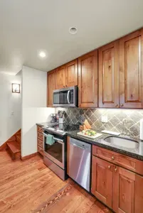 From trail snacks to slow dinners in, this kitchen is built for real life: full‑size appliances, plenty of prep space, and all the basics covered