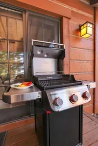 Fire up the Weber, flip a few burgers, and watch the light fade over the fairway—easy grill nights without ever leaving the cottage