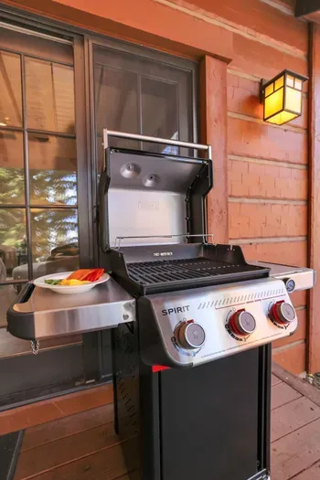 Fire up the Weber, flip a few burgers, and watch the light fade over the fairway—easy grill nights without ever leaving the cottage