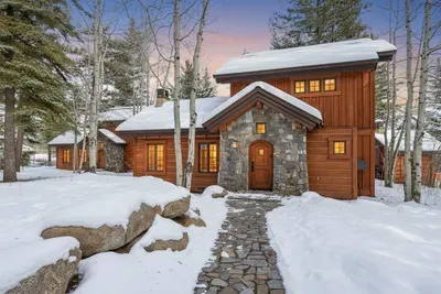First Tracks + Fairways: your walk‑everywhere basecamp in the heart of Tamarack