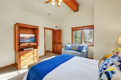 Early riser or night owl, the upper king suite lets you keep your own rhythm without disturbing anyone downstairs