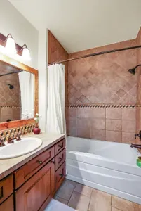 Whether you’re here for the Arling Center, the lifts, or the fairways, the upstairs ensuite is a calm, comfortable place to begin and end each day